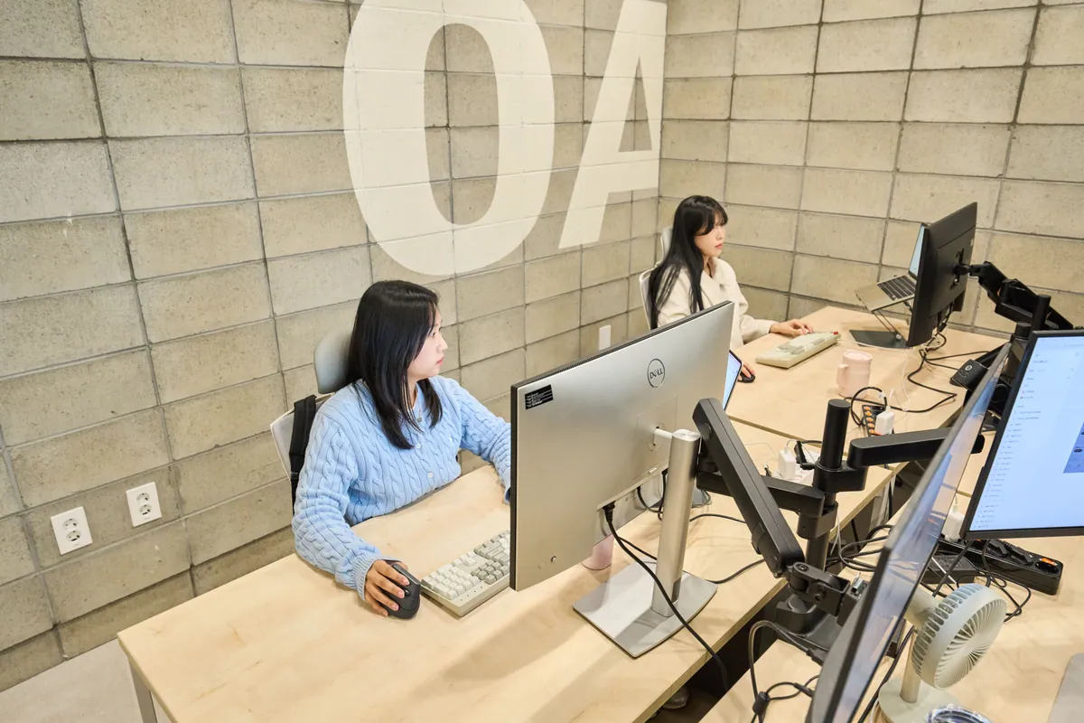 한 공간에서 디자인 업무를 진행하는 미스터디벨로 팀