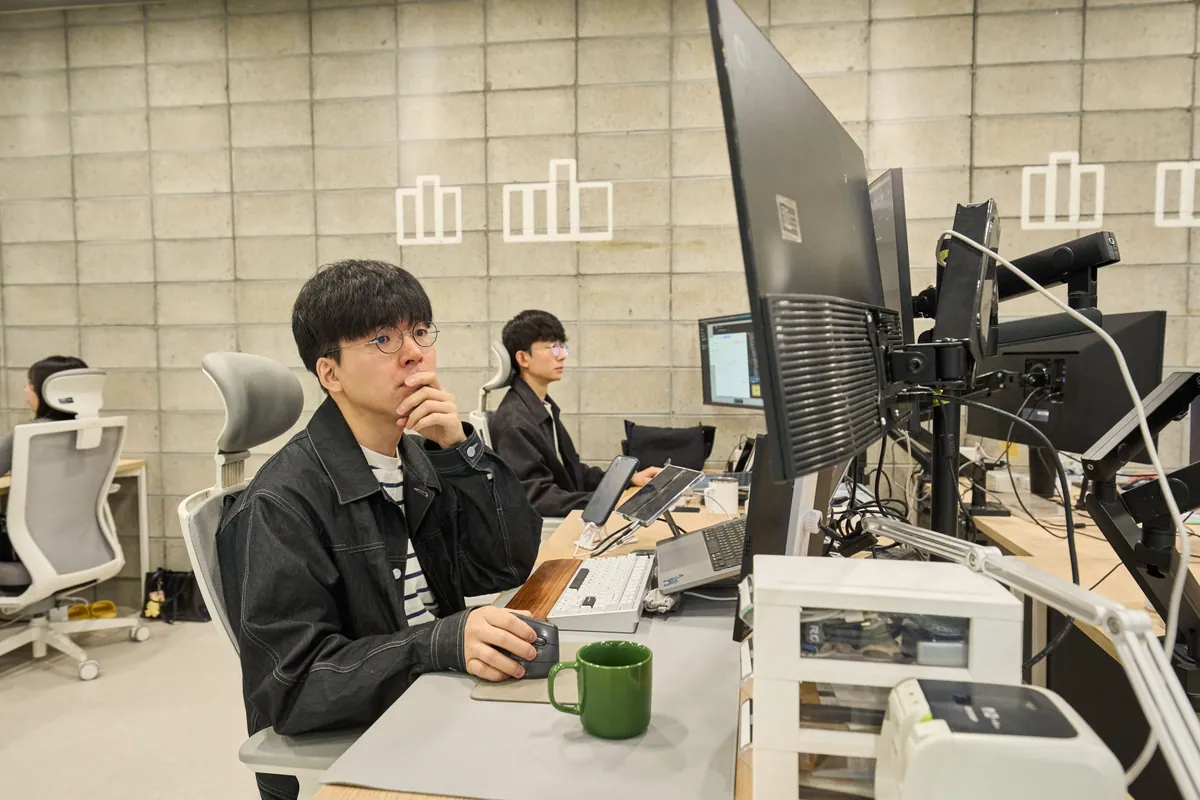 사무실에서 개발과 QA 업무를 진행하는 미스터디벨로 팀