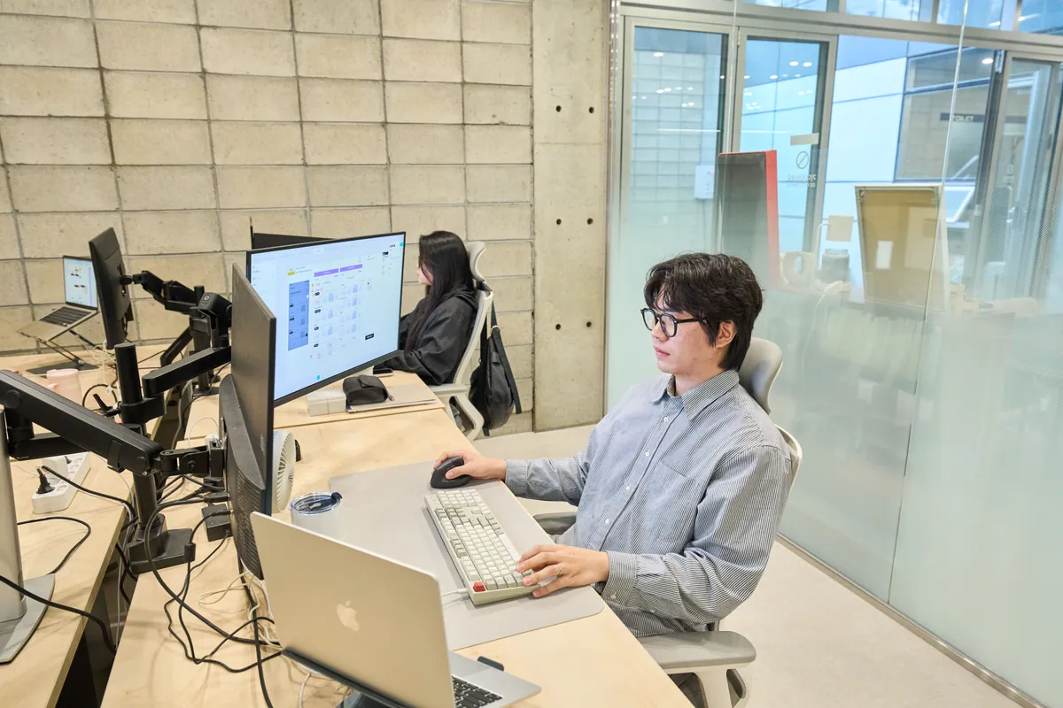 사무실에서 서비스 기획을 진행하는 미스터디벨로 팀