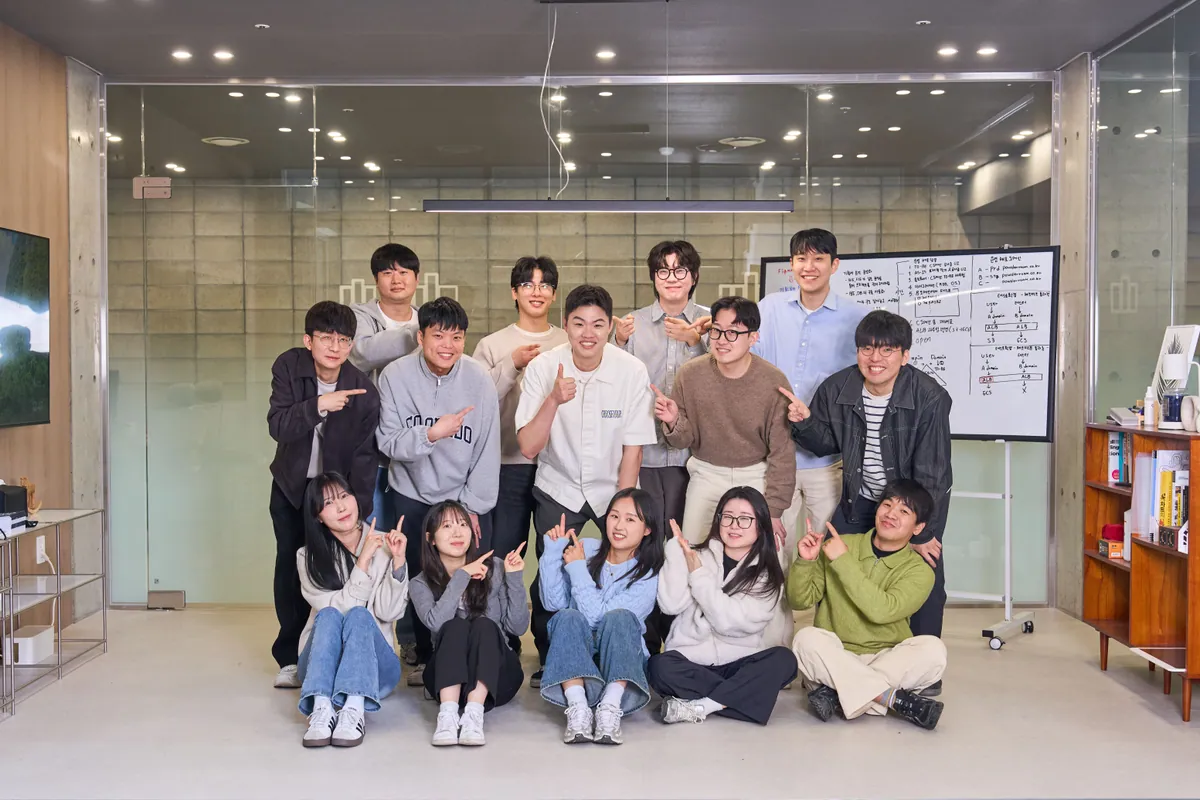 한 사무실에 함께 모인 미스터디벨로 실제 팀의 단체 사진